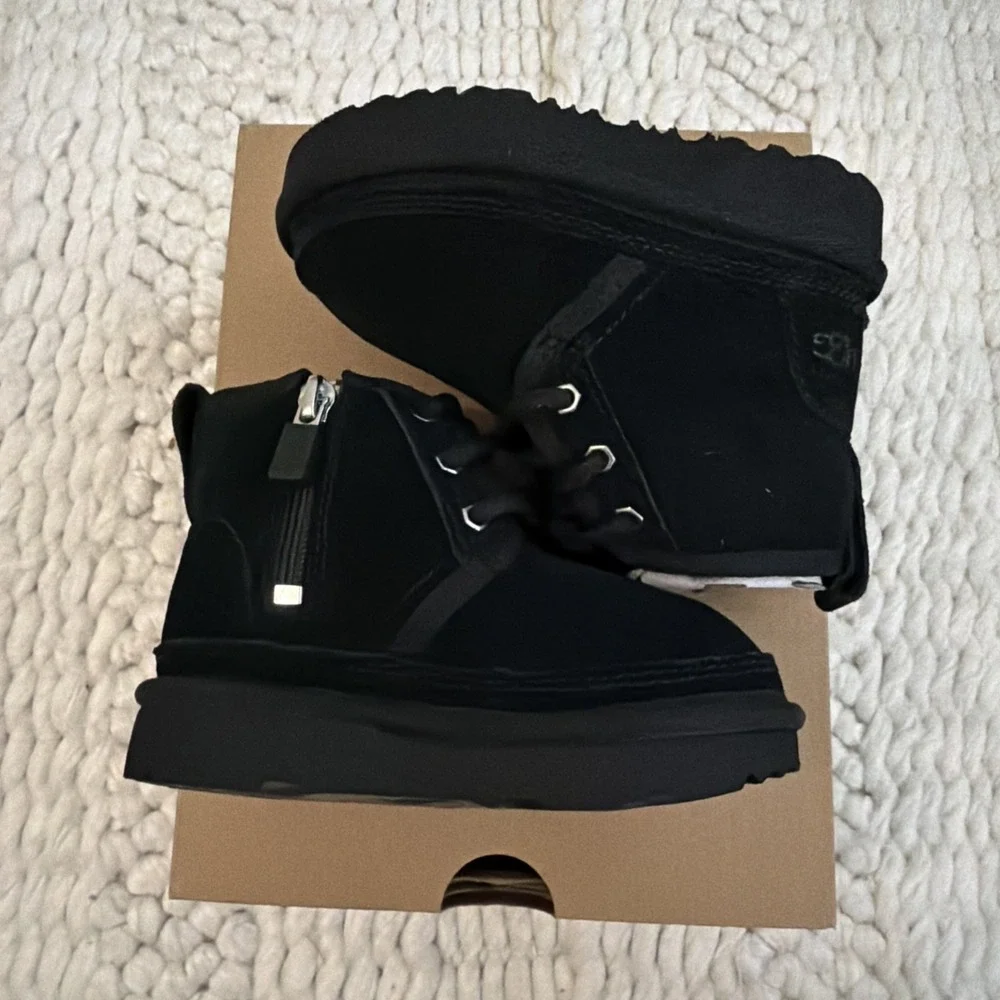 UGG Neumel II Solid Black Suede Toddler Kids Chukka Boots Shoes Size 6C